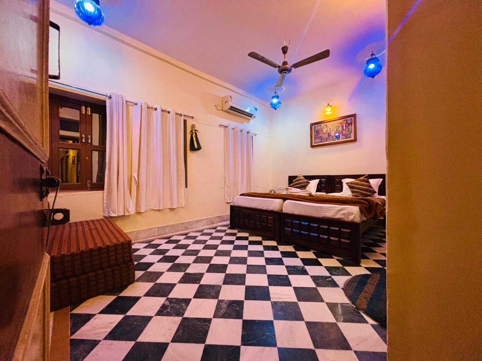Hotel Renuka Jaisalmer Bagian luar foto
