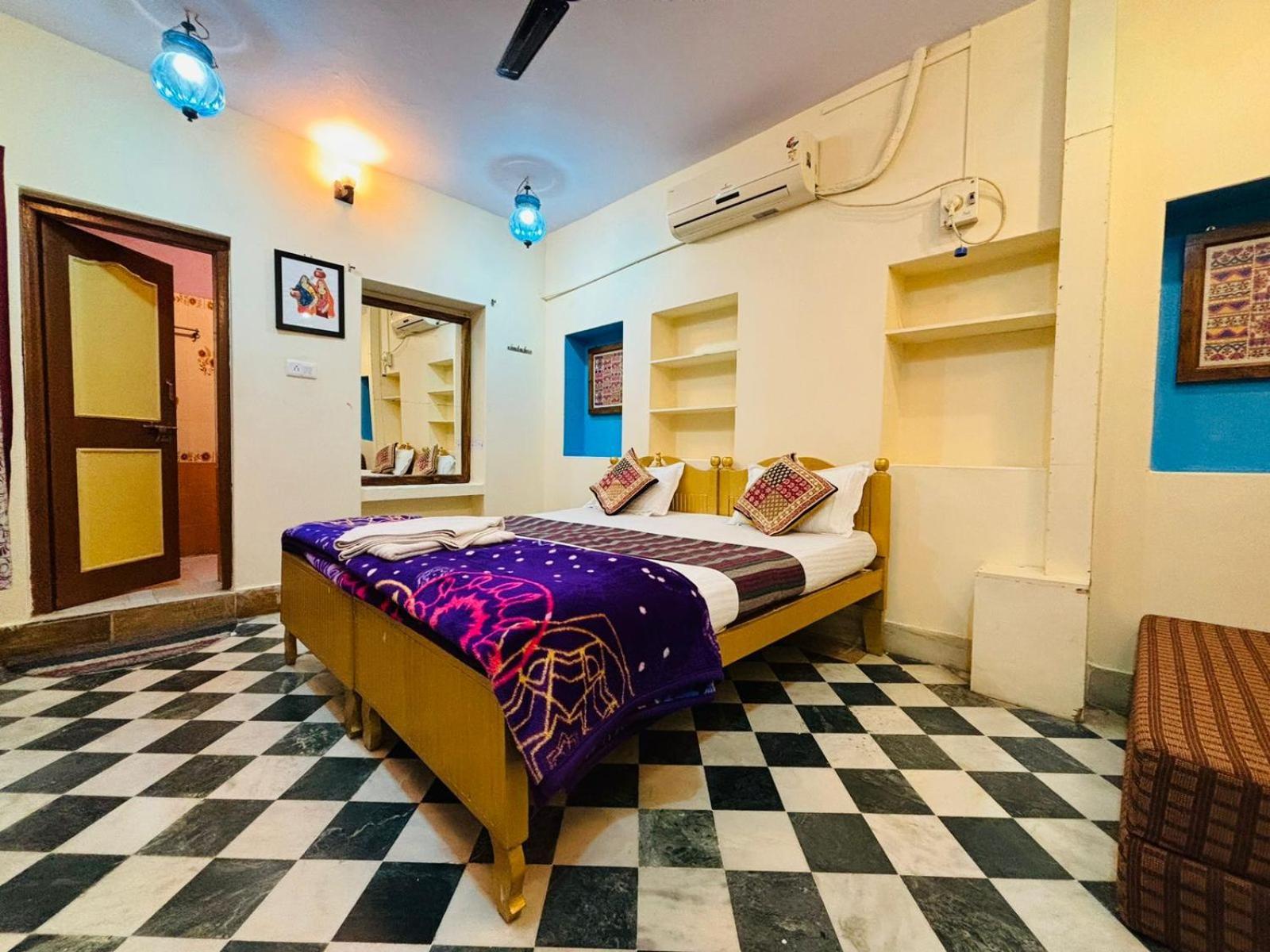 Hotel Renuka Jaisalmer Bagian luar foto