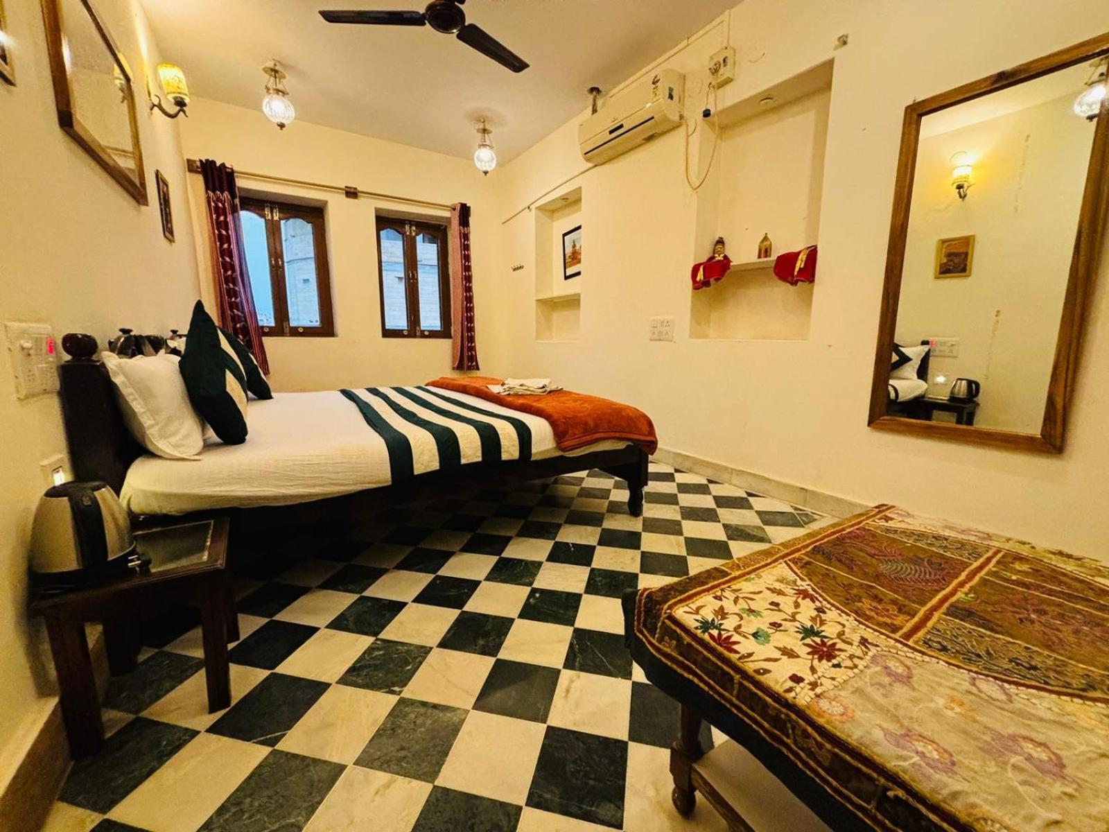 Hotel Renuka Jaisalmer Bagian luar foto